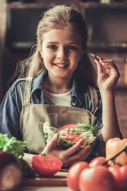 Genç kız mutfakta