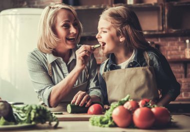 Büyükanne ve torunu mutfak