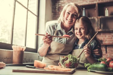 Büyükanne ve torunu mutfak