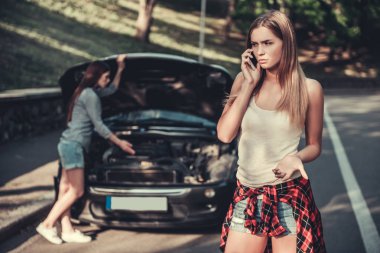 Kız araba ile sorun