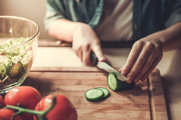 Ragazza adolescente in cucina — Foto Stock