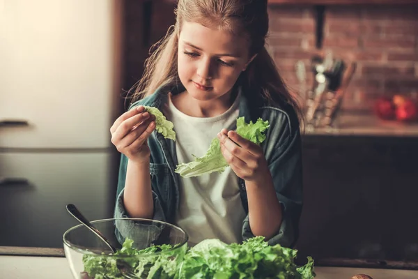 Tienermeisje in keuken — Stockfoto