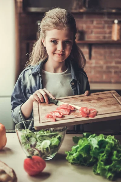 Tonårsflicka i köket — Stockfoto