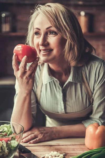 Mulher madura na cozinha — Fotografia de Stock