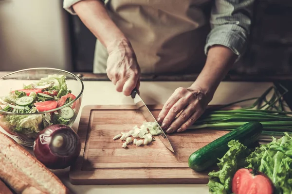 Reife Frau in der Küche — Stockfoto