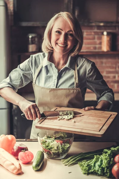 Reife Frau in der Küche — Stockfoto