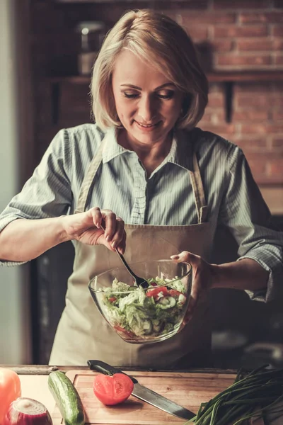 Mogen kvinna i köket — Stockfoto