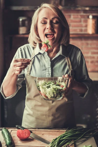 Mogen kvinna i köket — Stockfoto