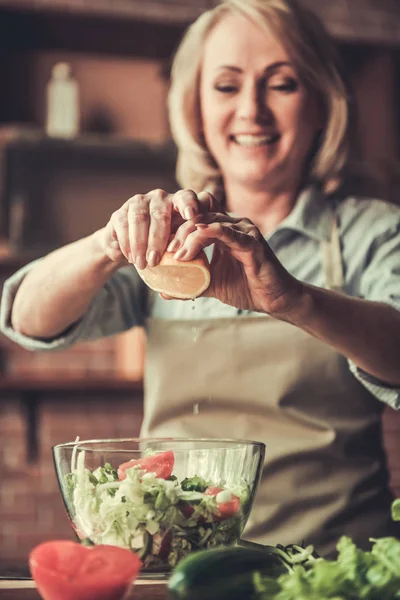 Reife Frau in der Küche — Stockfoto