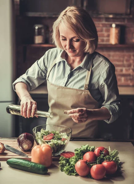 Mogen kvinna i köket — Stockfoto