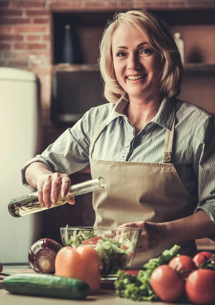 Зрелая женщина на кухне — стоковое фото
