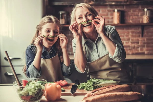 Бабушка и внучка на кухне — стоковое фото