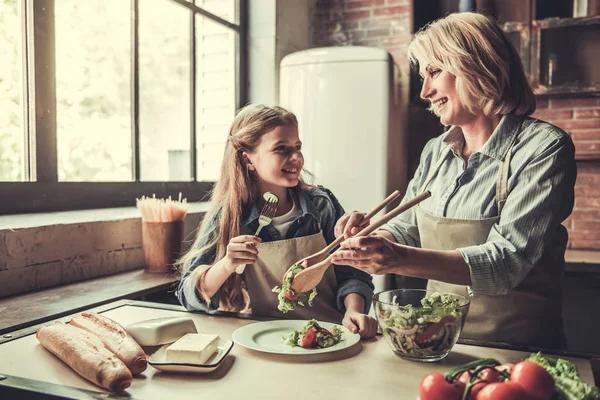 Mormor och barnbarn i köket — Stockfoto
