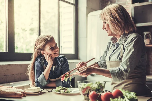 Mormor och barnbarn i köket — Stockfoto
