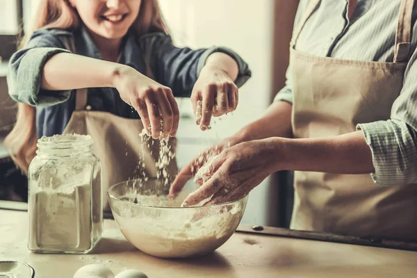 Babcia i wnuczka w kuchni — Zdjęcie stockowe