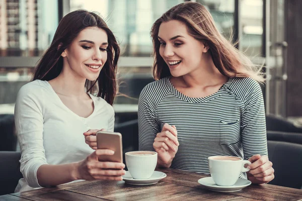 Ragazze in caffè — Foto Stock