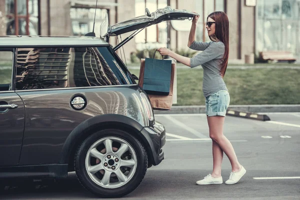Chica y su coche — Foto de Stock