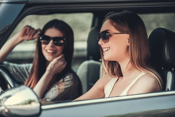 Filles dans la voiture — Photo