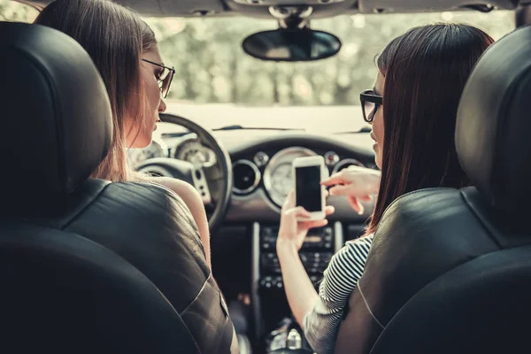 Filles dans la voiture — Photo