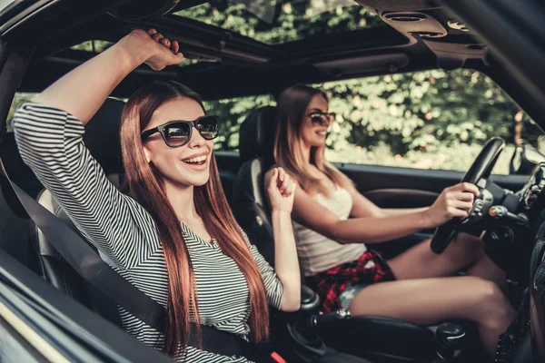 Девушки в машине — стоковое фото