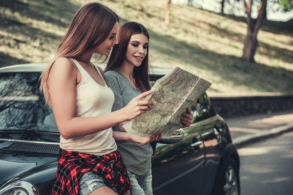 Chicas viajando en coche — Foto de Stock