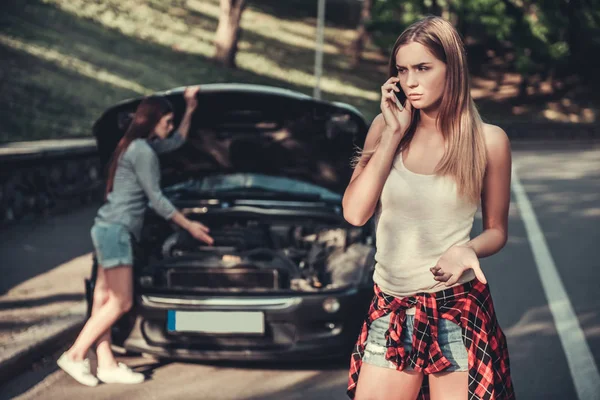 Girls having problem with car — Stock Photo, Image