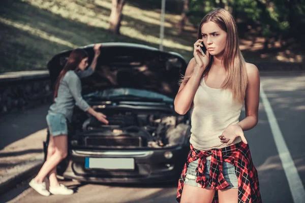 女の子の車で問題を抱えています。 — ストック写真