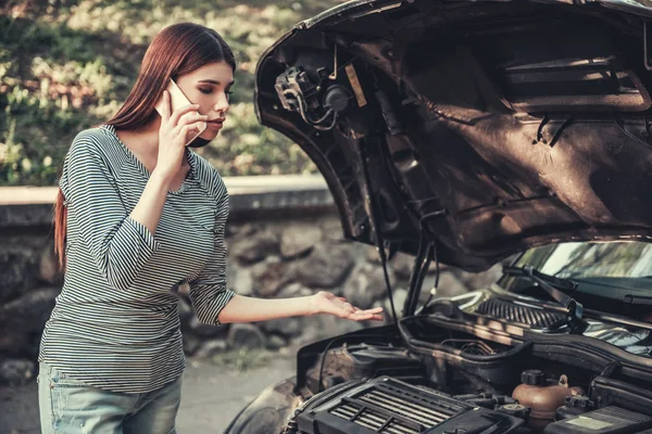 Chica teniendo problemas con el coche — Foto de Stock