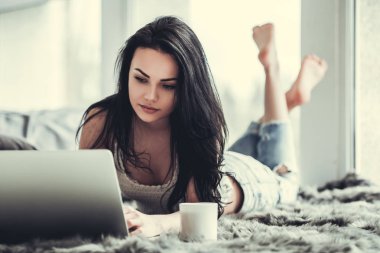 dizüstü bilgisayar ile güzel kız