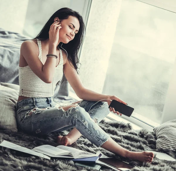 Hermosa chica estudiando — Foto de Stock