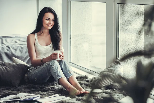 Hermosa chica en casa — Foto de Stock