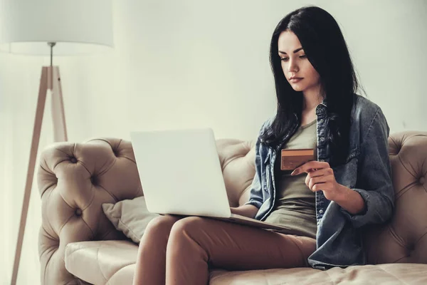 Bella ragazza con gadget — Foto Stock