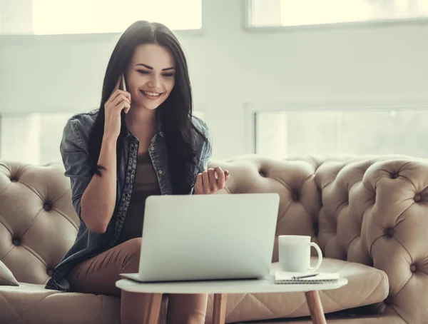 Bella ragazza con gadget — Foto Stock