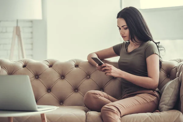 Bella ragazza con gadget — Foto Stock