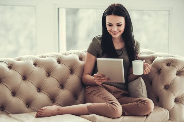 Bella ragazza con gadget — Foto Stock