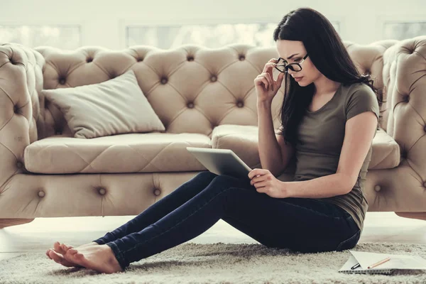 Bella ragazza con gadget — Foto Stock