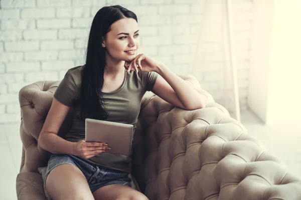 Bella ragazza con gadget — Foto Stock