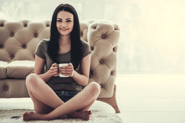 Menina bonita em casa — Fotografia de Stock