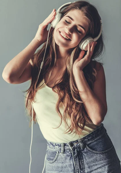 Meisje dat naar muziek luistert — Stockfoto