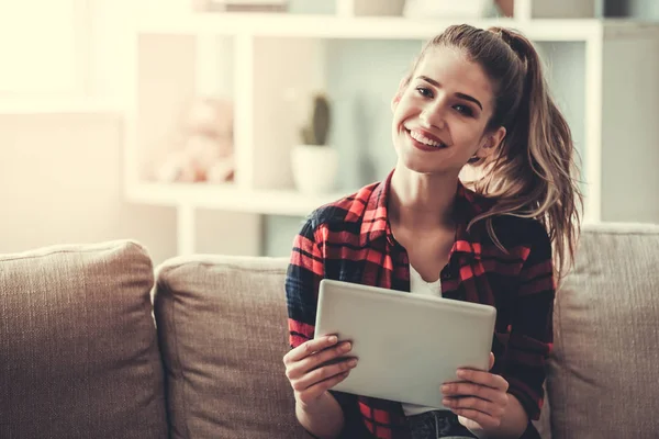 Bella ragazza a casa — Foto Stock