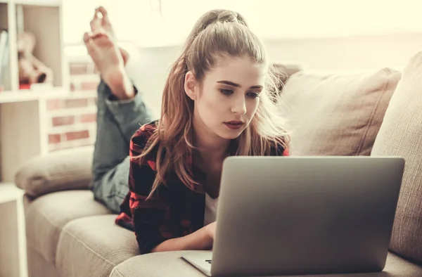 Bella ragazza a casa — Foto Stock