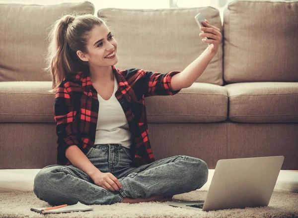 Hermosa chica en casa — Foto de Stock