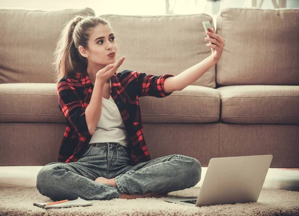 Hermosa chica en casa — Foto de Stock