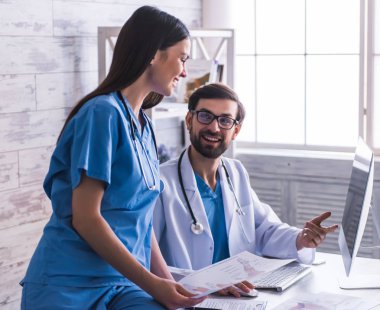 Güzel genç doktorlar