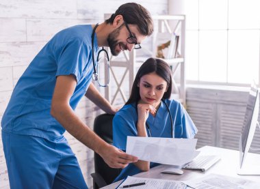 Güzel genç doktorlar