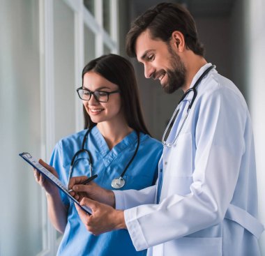 Güzel genç doktorlar