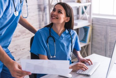 Güzel genç doktorlar