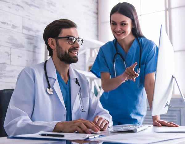 Güzel genç doktorlar