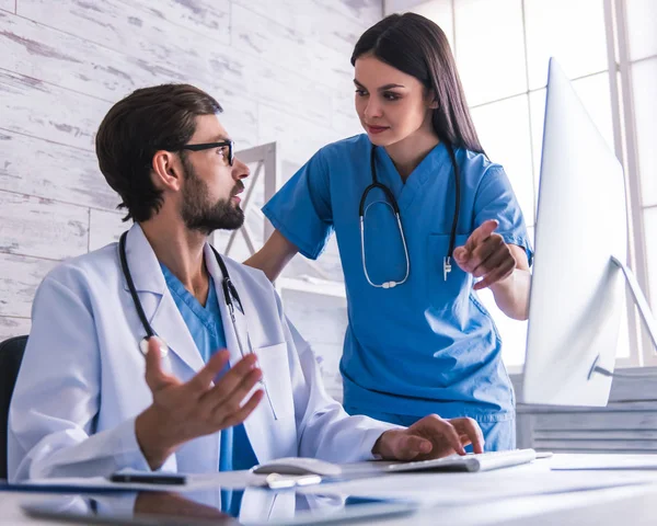 Güzel genç doktorlar