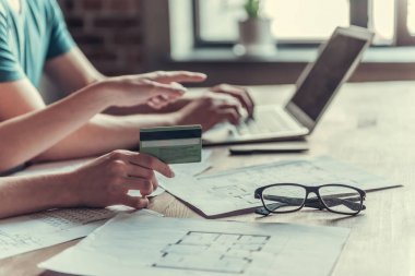 İş adamları iş evde